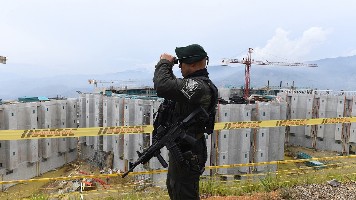 Închisori gigantice se construiesc în Columbia și în Peru, din cauză că infractorii nu mai au unde să fie băgați: „Modelul Bukele”