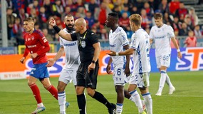 W meczu Raków - Lech piłka do siatki wpadła osiem razy. Sędzia Marciniak anulował aż 4 gole