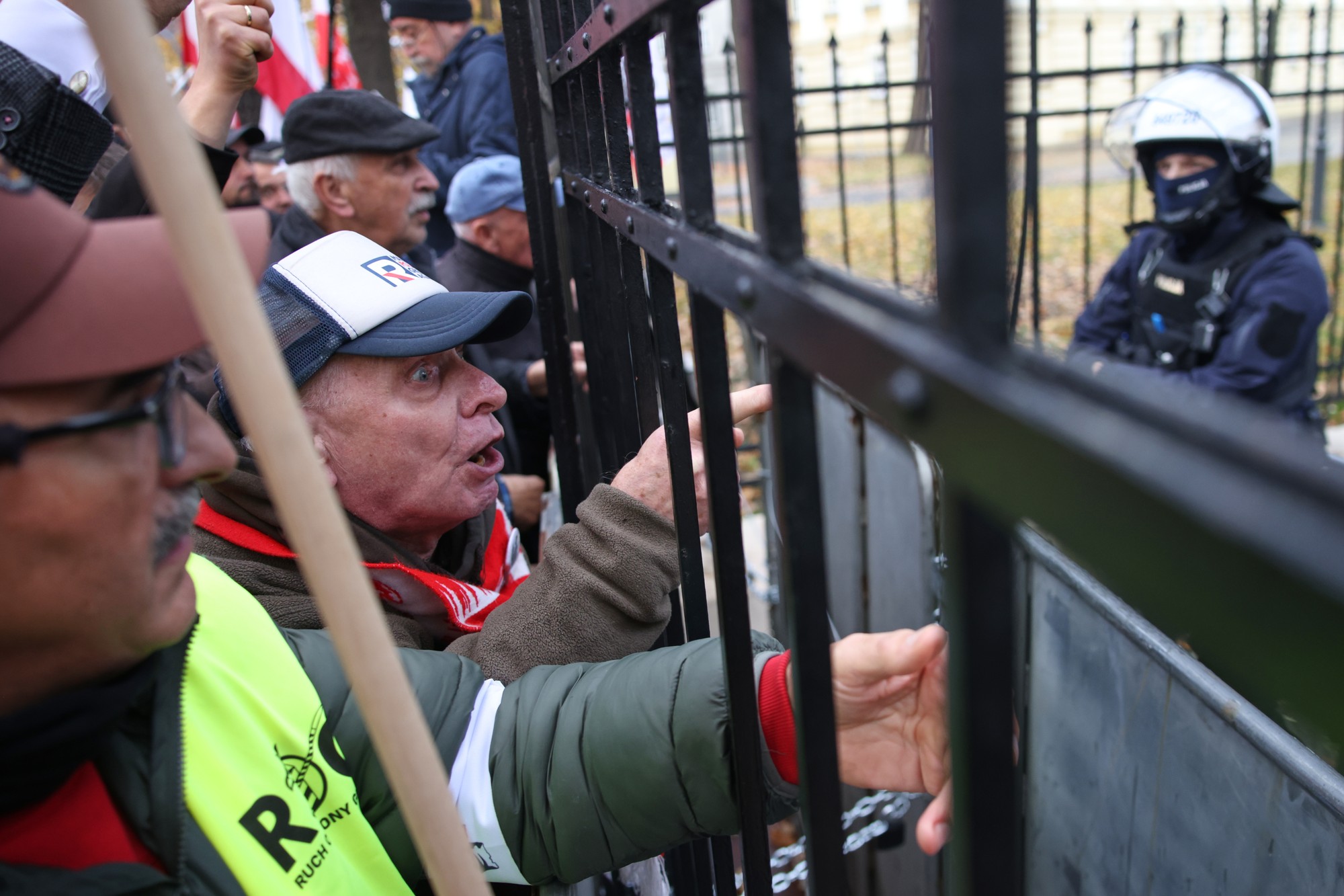 Demonštranti počas protestu pred poľským Ústavným súdom vo Varšave. 