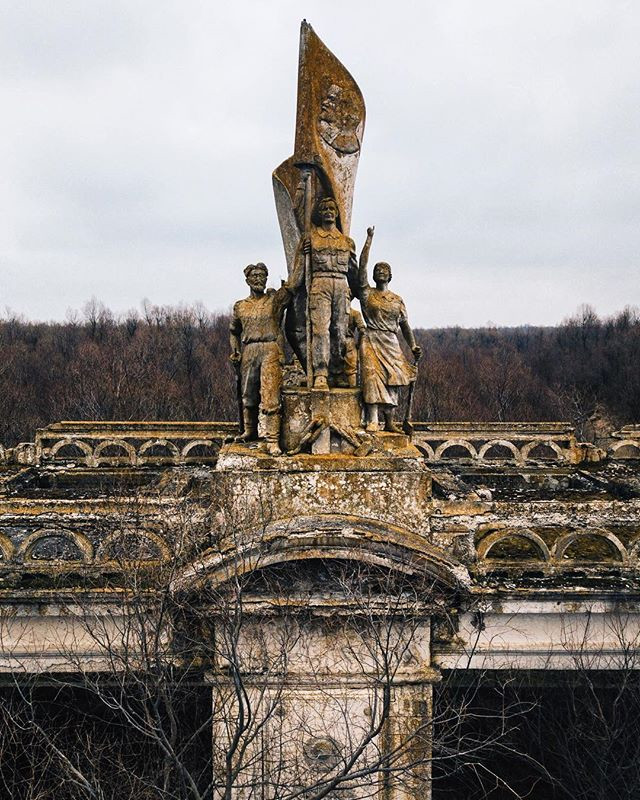 Monument przy zapuszczonym zbiorniku na południu Rosji