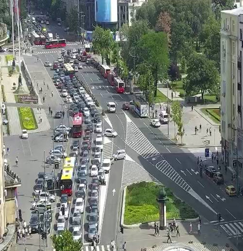 Kolona od Bulevara do Trga republike i dalje