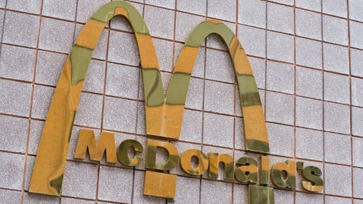 McDonald's, jeden z głównych sponsorów tegorocznych Igrzysk Olimpijskich w Londynie zmusił organizatorów imprezy do wprowadzenia zakazu sprzedaży frytek przez konkurencyjne punkty gastronomiczne - informuje serwis dailymail.co.uk. Swoją decyzję amerykański potentat argumentuje właśnie obowiązkami wynikającymi z podpisanej umowy sponsorskiej.