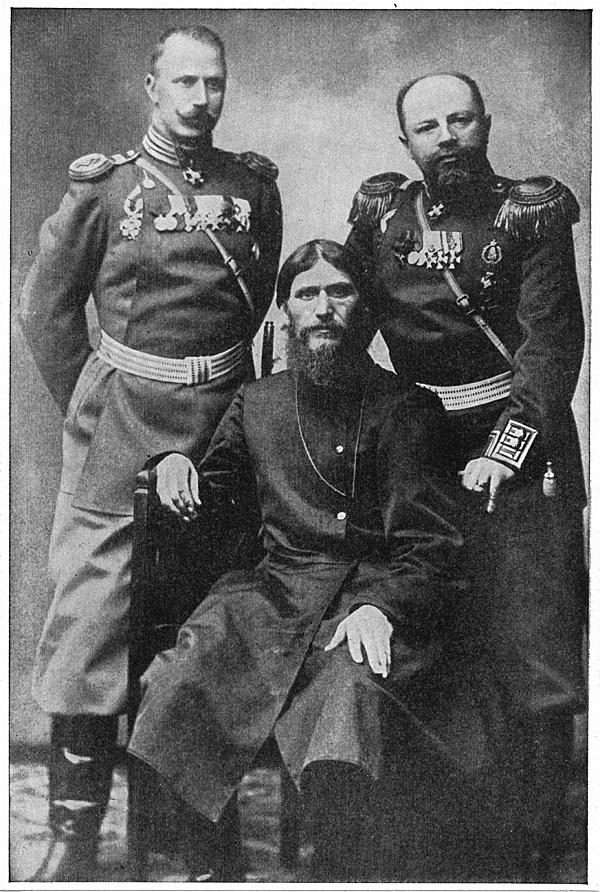 Rasputin między pułkownikiem Lomą (po lewej) a księciem Putianinem