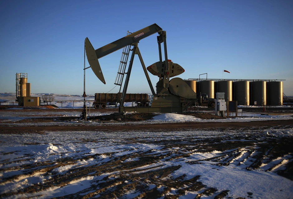 U Teksasu, Vajomingu, Montani i Ohaju zavladao je pravi bum hidrauličnog razbijanja škriljca pomoću mešavine hemikalija i vode (tzv. “freking”), pa je proizvodnja nafte u SAD, prvi put posle 20 godina, premašila sedam miliona barela dnevno