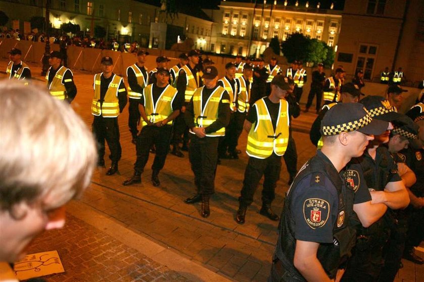 Piknik pod krzyżem przed Pałacem Prezydenckim