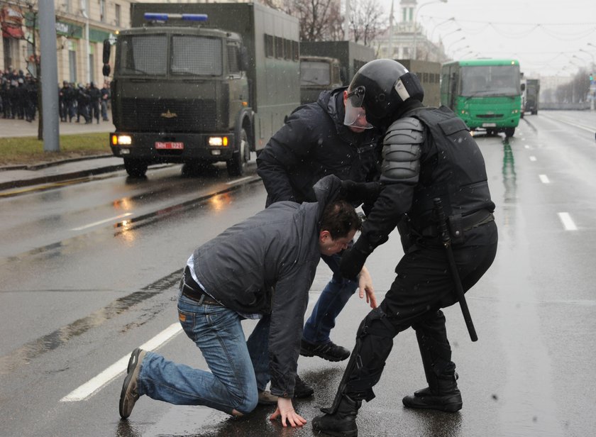 Zamieszki na demonstracji. Biją pałkami opozycję