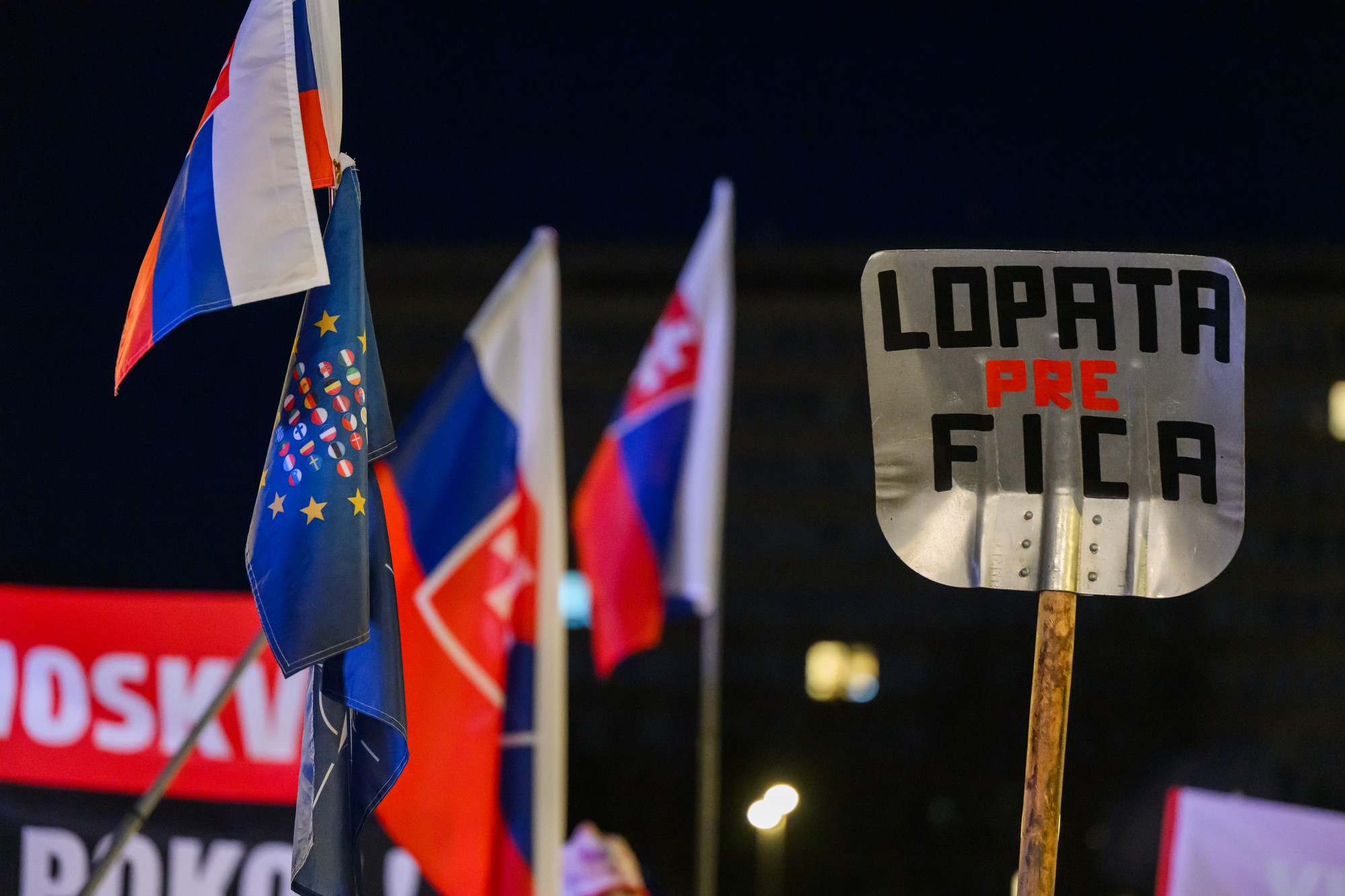 Protest Slovensko je Európa v Bratislave na Námestí slobody.
