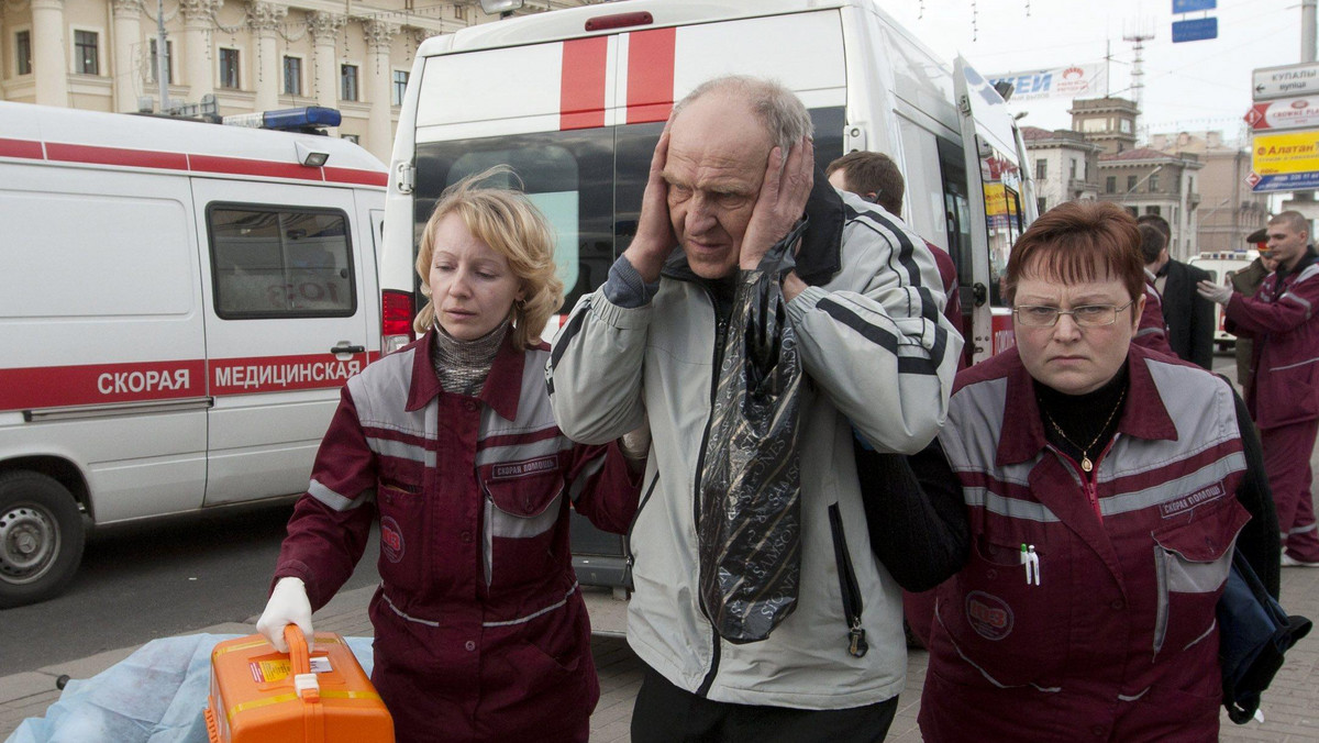 Zastępca prokuratora generalnego Białorusi Andrej Szwed powiedział wieczorem, że wybuch w mińskim metrze, w którym zginęło 11 osób, był zamachem terrorystycznym. - Dzisiaj ok. godz. 17.54 (godz. 16.54 czasu polskiego) na stacji metra Oktiabrskaja doszło do zamachu terrorystycznego - oświadczył Szwed, który stoi na czele grupy śledczej badającej okoliczności zdarzenia. - W rezultacie aktu terrorystycznego zginęło 11 osób, rannych jest 126 - dodał.