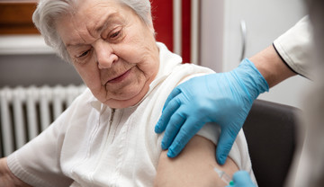 Seniorze, nie ryzykuj — zaszczep się przeciw grypie!