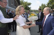 Władimir Putin składa życzenia nowożeńcom – austriackiej minister spraw zagranicznych Karin Kneissl i biznesmenowi Wolfgangowi Meilingerowi, Gamlitz, Austria, 18 sierpnia 2018 r.