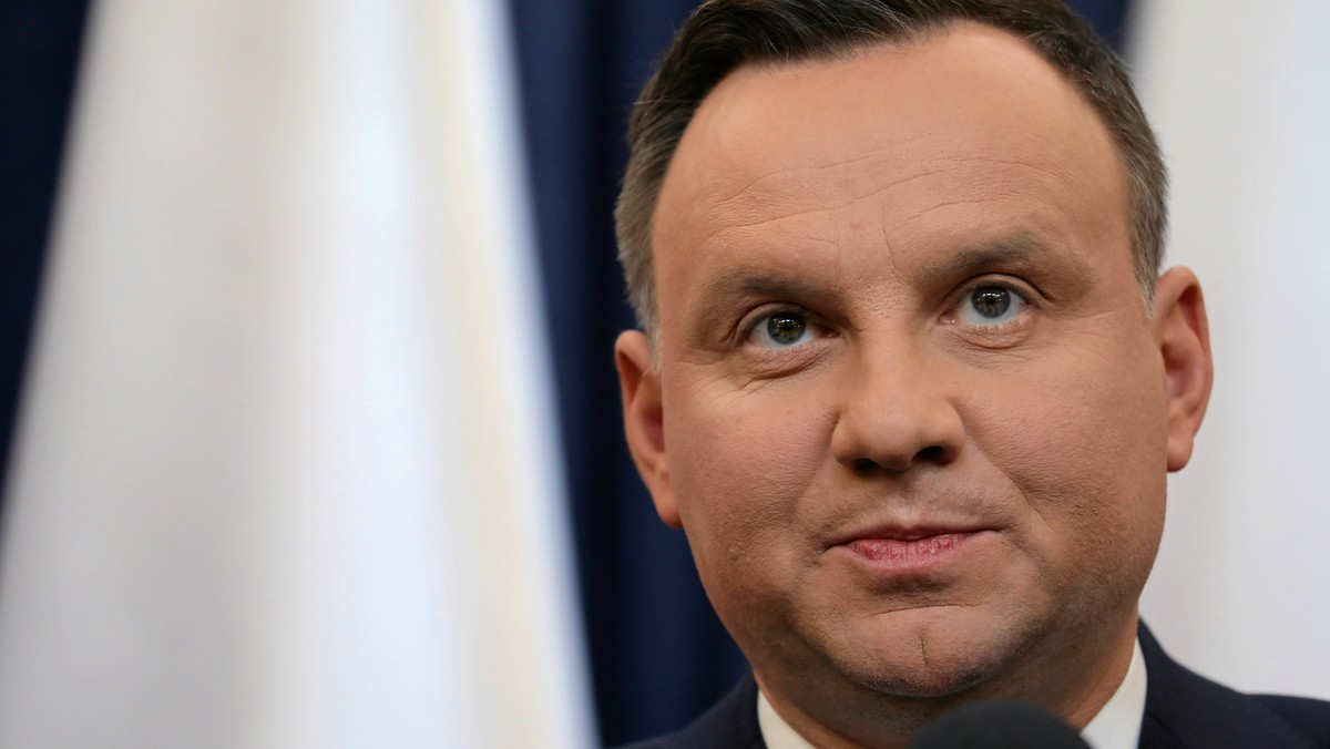 Prezydent Andrzej Duda uważa, że Polska "absolutnie nie może się wycofać" w kwestii ustawy o IPN. - Mamy prawo, jako naród, państwo bronić się przed zakłamaniem historycznym - powiedział prezydent na antenie TVP Info. Dodał także, że był zbulwersowany zachowaniem ambasador Izraela podczas obchodów wyzwolenia Auschwitz.