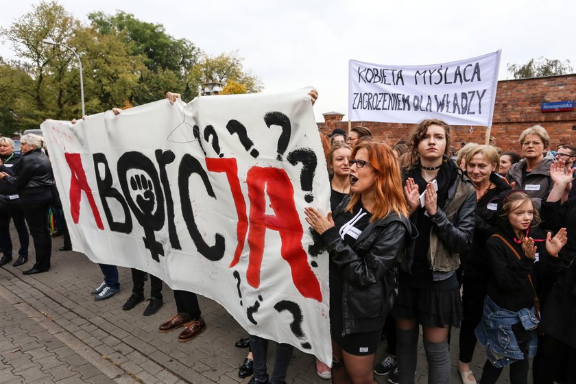 Czarny protest w Polsce. Tysiące ludzi na ulicach miast