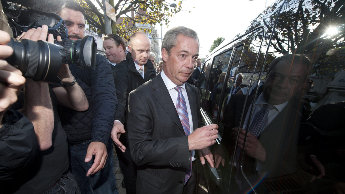 Eurosceptyczna i populistyczna frakcja w Parlamencie Europejskim, kierowana przez Brytyjczyka Nigela Farage'a, została rozwiązana na skutek odejścia z niej łotewskiej eurodeputowanej Ivety Grigule - ogłosił rzecznik PE.