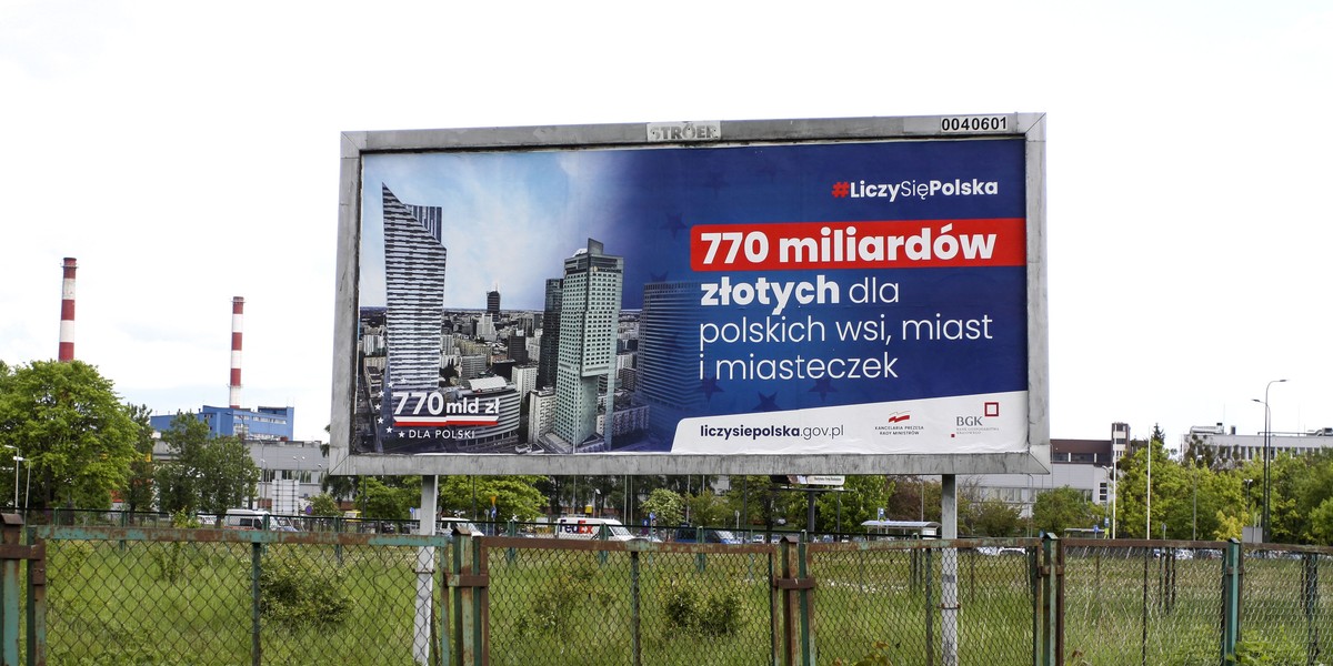 Jeszcze za rządów PiS przeprowadzono akcję promocyjną KPO. Dopiero teraz do Polski trafi pierwsza transza pieniędzy. 