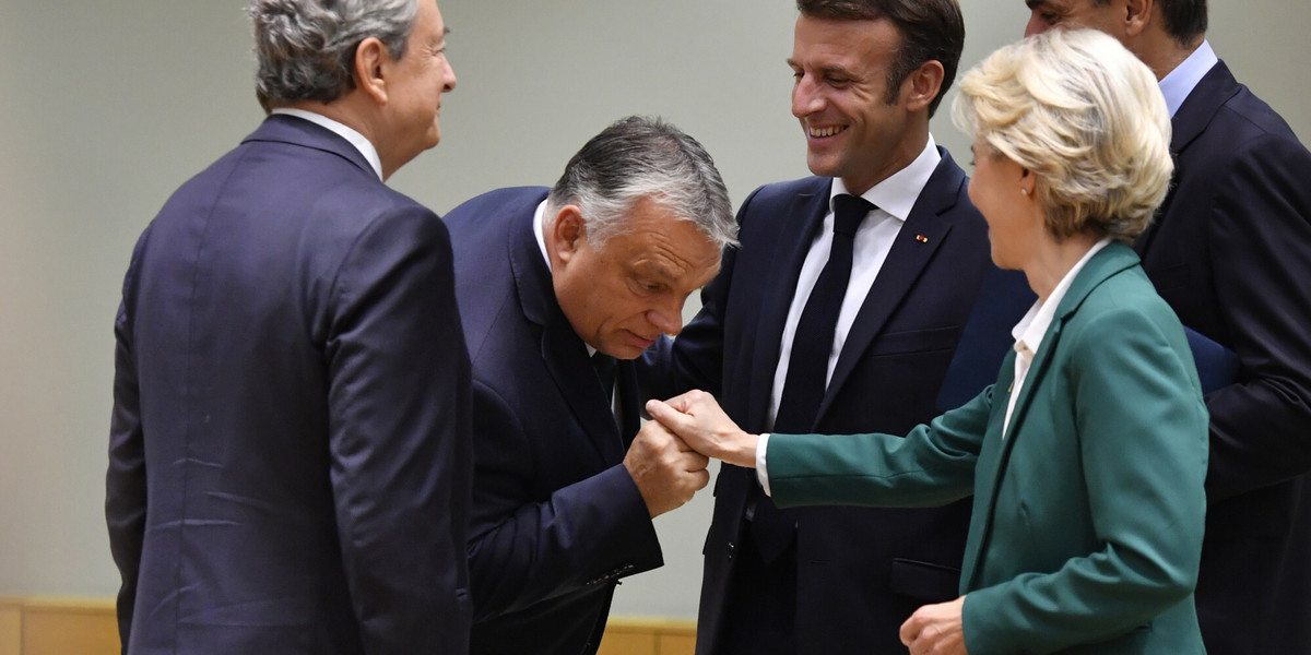 Premier Węgier Viktor Orban (druga z lewej) wita się z przewodniczącą Komisji Europejskiej Ursulą von der Leyen (druga z prawej) podczas okrągłego stołu na szczycie UE w Brukseli, 21 października 2022 r. 