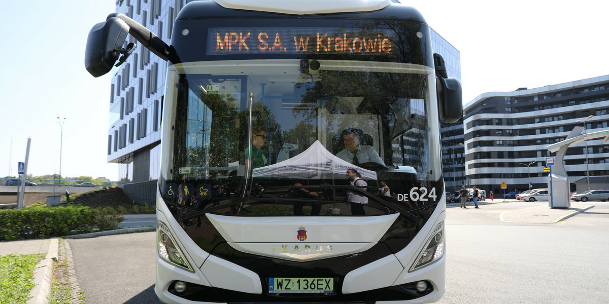 Elektryczny autobus marki Ikarus na testach w Krakowie.
