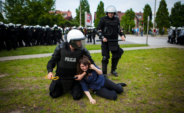 Córka radnej PiS "brutalnie potraktowana przez policję"? Komendant główny też ma wątpliwości