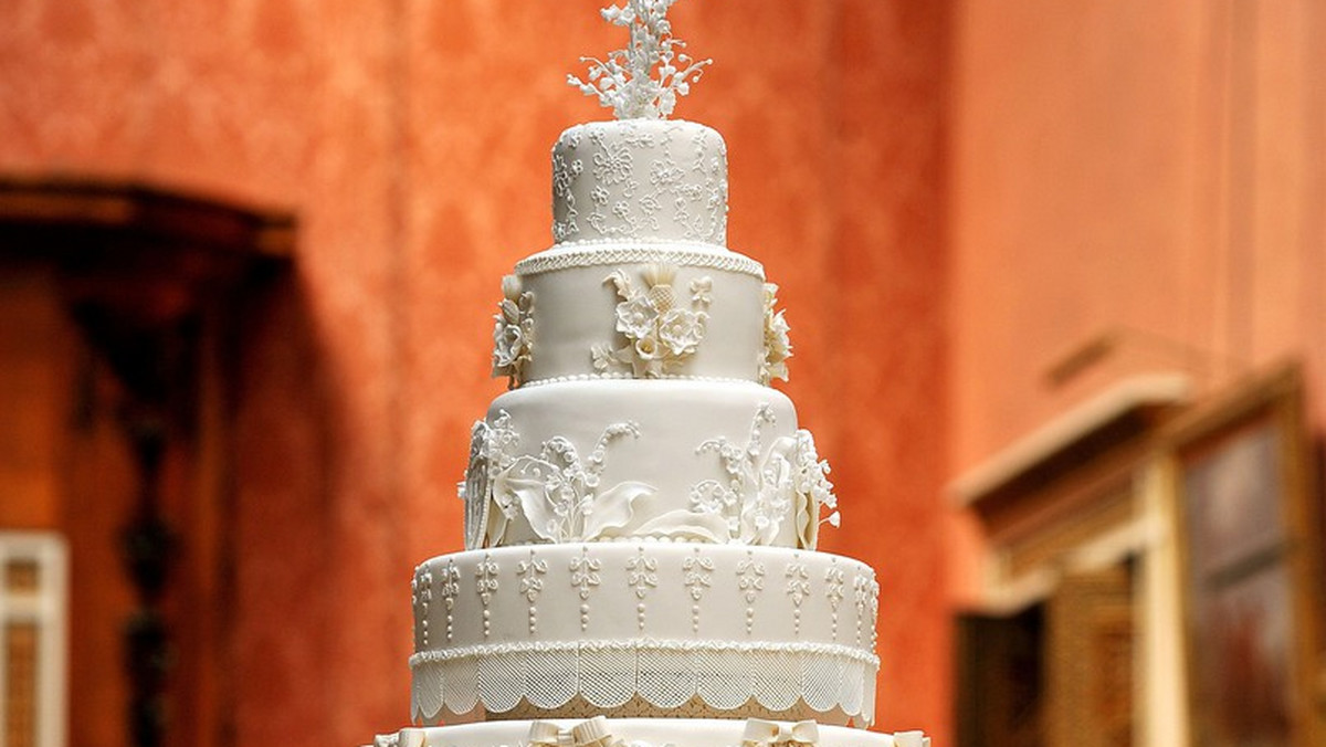 Resztki weselnego tortu przygotowanego na ślub księcia Williama z Kate Middleton w kwietniu 2011 r. skonsumowano na przyjęciu w Clarence House z okazji chrzcin ich dziecka księcia Georgea Alexandra Louisa.