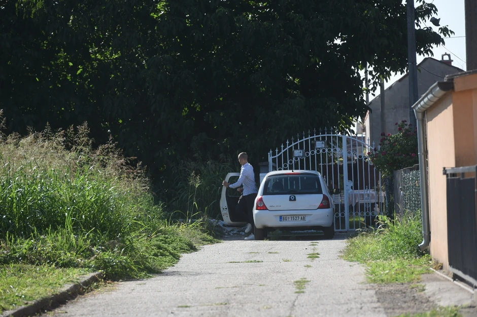 Uroš se prakirao ispred kuće u Borči