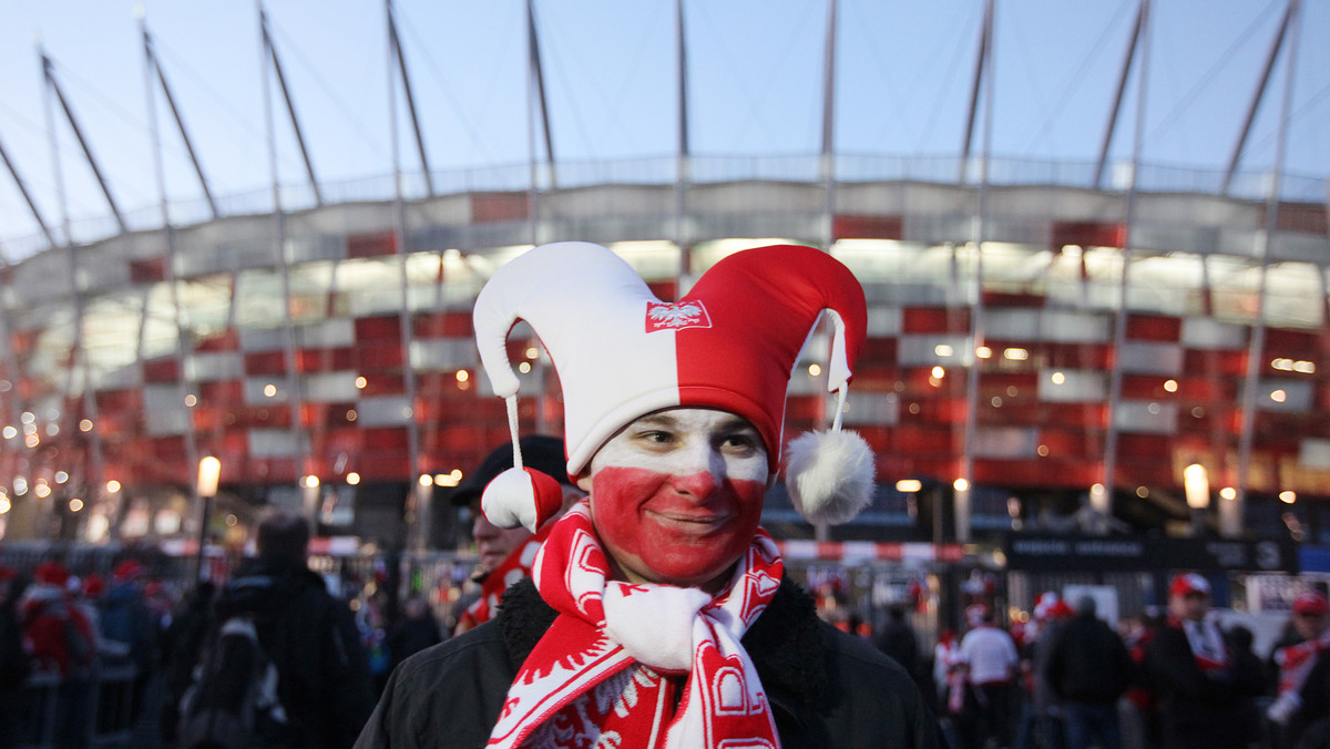 Reprezentacja Polski zremisowała bezbramkowo z Portugalią na Stadionie Narodowym w meczu towarzyskim. Kibice w biało-czerwonych barwach dopisali i wypełnili piękną arenę do ostatniego miejsca (Fot. PAP/Paweł Supernak, Bartłomiej Zborowski, Leszek Szymański).