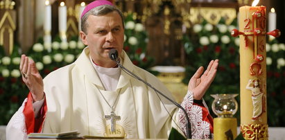 Biskup wściekł się na antenie Rydzyka. "To groźny narkotyk sprzedawany legalnie"
