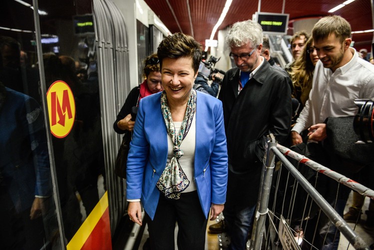 Prezydent Warszawy Hanna Gronkiewicz-Waltz i wiceprezydent Warszawy Jacek Wojciechowski wsiadają do pociągu Inspiro