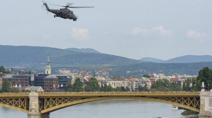 Légtérberepülést tart a Magyar Honvédség augusztus 15-én a kora délutáni órákban Budapesten/ Fotó: MTI/Lakatos Péter
