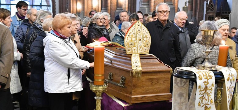 Pogrzeb arcybiskupa Edwarda Ozorowskiego. Duchownego żegnają tłumy [ZDJĘCIA]
