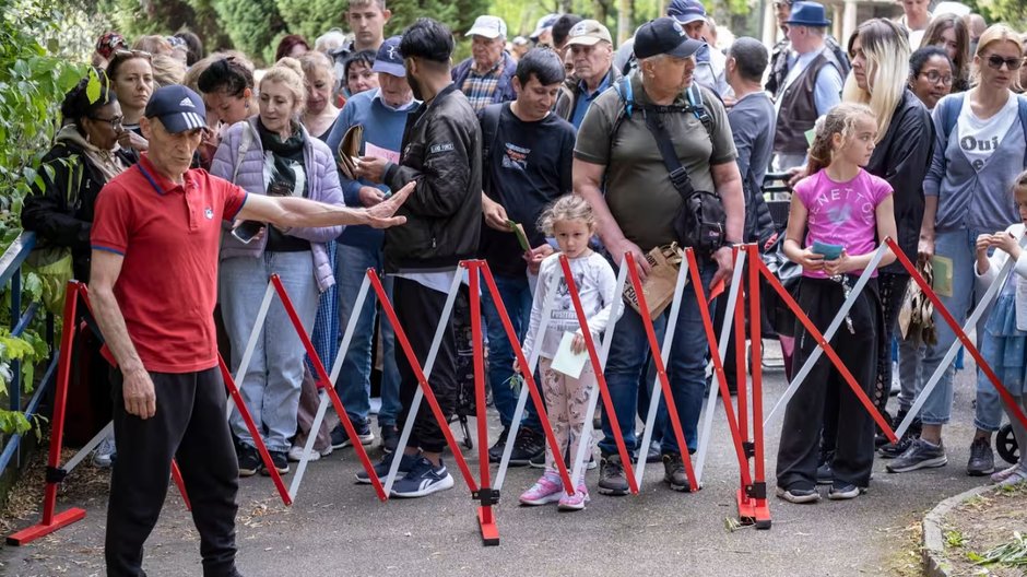 Kolejka do punktu dystrybucji darmowej żywności w Lozannie, w Szwajcarii.