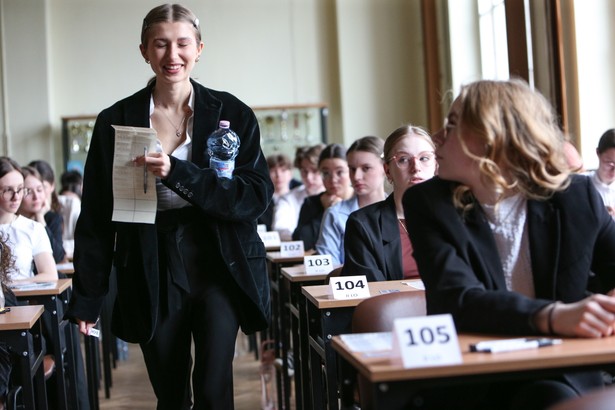 Gorzów Wielkopolski, 07.05.2024. Egzamin maturalny z języka polskiego w II LO im. Marii Skłodowskiej-Curie w Gorzowie Wielkopolskim, 7 bm. Tegoroczni absolwenci liceów ogólnokształcących, techników i szkół branżowych II stopnia przystąpili o godzinie 9.00 do obowiązkowego pisemnego egzaminu z języka polskiego na poziomie podstawowym. (ad) PAP/Lech Muszyński