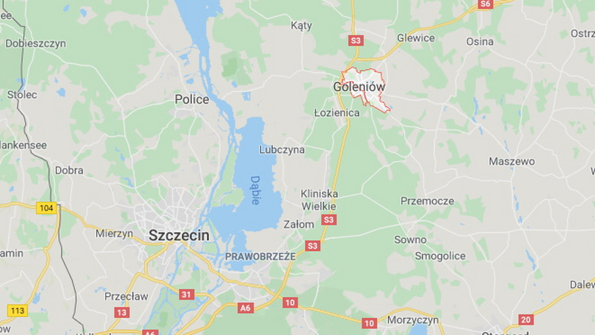 Po tym, jak samochód uderzył w drzewo na drodze krajowej nr 3 między Goleniowem a Wolinem (Zachodniopomorskie), wprowadzono tam ruch wahadłowy. Jedna osoba poniosła śmierć.