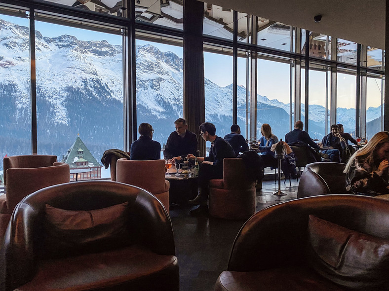 Sky bar w hotelu Monopol w Sankt Moritz