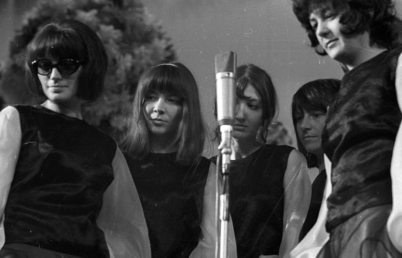 Alibabki w Warszawie (1969). Od lewej: Wanda Borkowska, Anna Dębicka, Ewa Dębicka, Krystyna Grochowska, Sylwia Krajewska