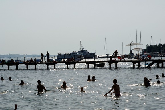 Zbog izlivanja goriva u more zatvorena glavna plaža u Portorožu: "Širi se ka obali"