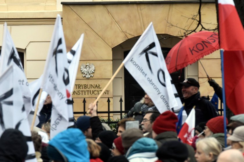 Dziwaczna pikieta pod Trybunałem. Dlaczego się tak przebrali?