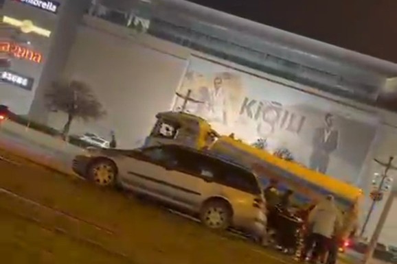 (VIDEO) VIŠE OSOBA POVREĐENO U LANČANOM SUDARU NA NOVOM BEOGRADU Formirale se ogromne kolone: Hitna prevozi ljude u bolnicu