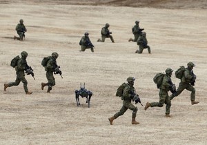 Vežba japanske vojske sa robotom u kampu Narašino kod Tokija 11. januara