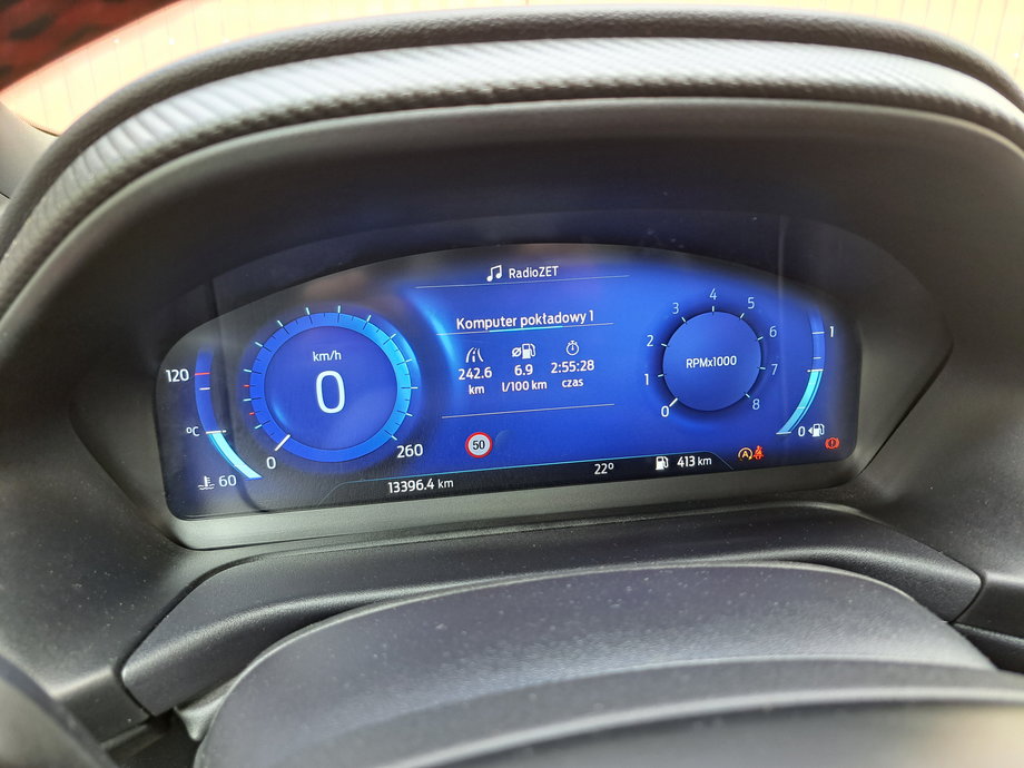 Ford Puma ST ma cyfrowe wskaźniki pokazane na dużym ekranie. Wyglądają dobrze, są czytelne. Możliwości konfiguracji zawartości ekranu mogłyby być jednak nieco większe. Entuzjaści gadżetów mogą być zawiedzeni.
