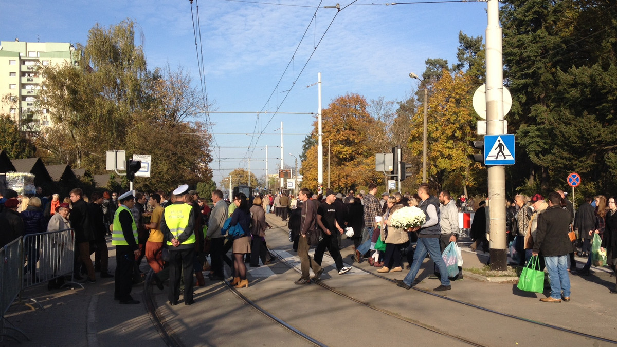 Na Wszystkich Świętych jak co roku zmieni się organizacja ruchu przy wrocławskich cmentarzach. Część ulic zostanie zamknięta. Żeby ułatwić mieszkańcom dojazd do nekropolii zostaną uruchomione dodatkowe tramwaje i autobusy, będą też bezpłatne parkingi dla kierowców. Pierwsze zmiany zostaną wprowadzone już w weekend.