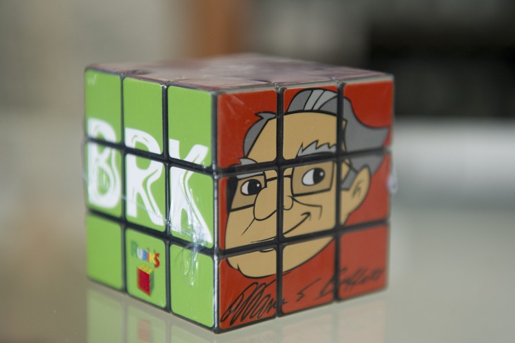 Kostka Rubika, a raczej 'kostka Buffetta'. Zabawkę za 14 dolarów sprzedaje należąca do Berkshire firma Borsheims.