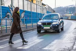 Nowe przednie światła na samochodach. Mają informować pieszych