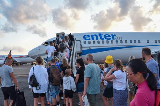 Polscy turyści wsiadają do samolotu linii Enter Air na lotnisku w Heraklionie na Krecie, 3 września 2023 r.