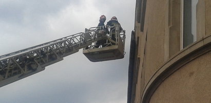 Strażacy usuwali spadające dachówki. FILM