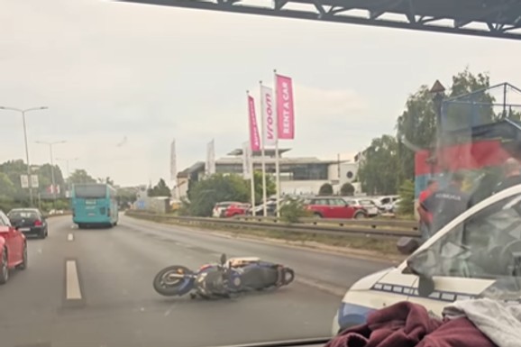 AUTOMOBIL OBORIO MOTOCIKLISTU KOD AUTOKOMANDE Na licu mesta policija: Stvaraju se velike gužve (VIDEO)