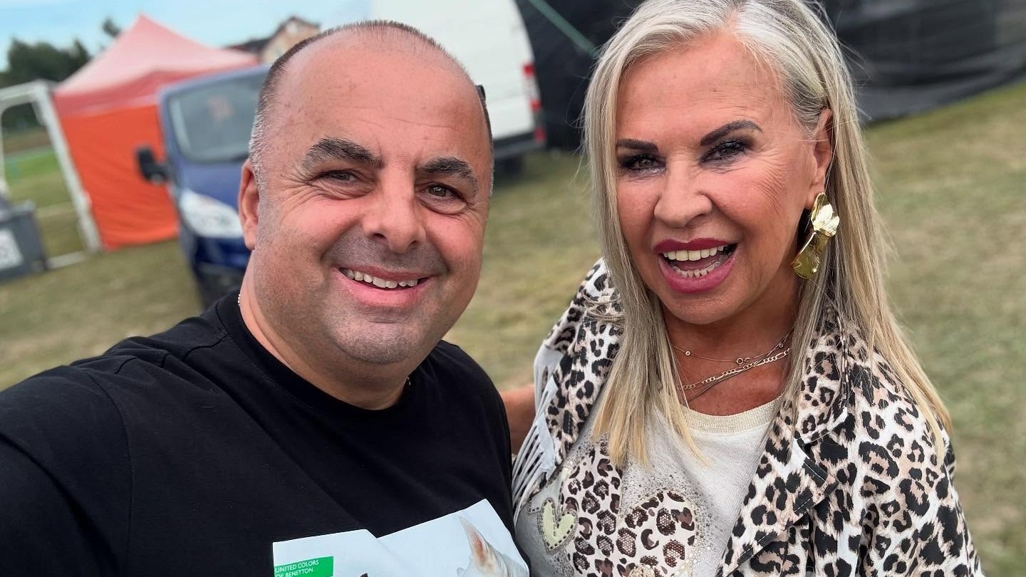 Moderátor Richard Vrablec a speváčka Eva Máziková.