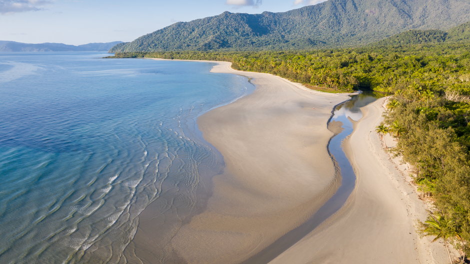 Widok na plażę i las deszczowy, Australia