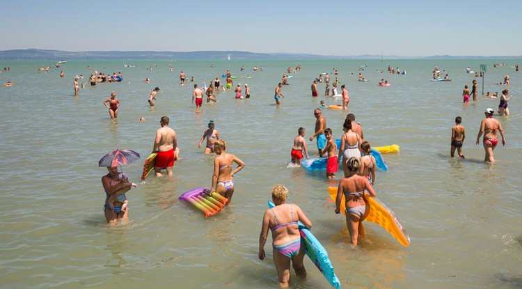 Fürdőzők a Balatonlellénél