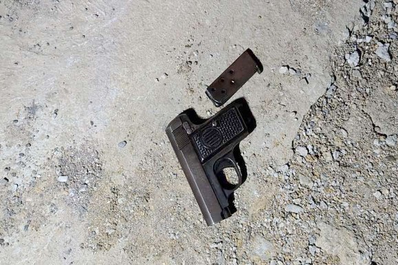 NARKOTICI I PIŠTOLJ SA MUNICIJOM Uhapšen Kragujevčanin, policija mu pretresla kuću: Evo šta je sve pronađeno (FOTO)