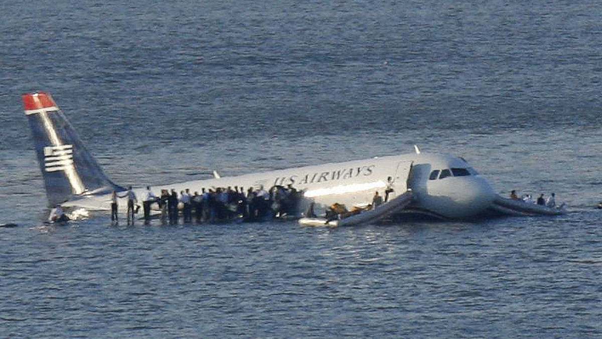 Brak paliwa, groźba zderzenia, wielka wyrwa w kadłubie… W takich okolicznościach ratowali życie dziesiątkom, albo i setkom pasażerów. Kapitan Sullenberger, o którego lądowaniu na rzece Hudson przypomina świeży film "Sully" Clinta Eastwooda, to niejedyny bohater – poznajcie kilku innych.