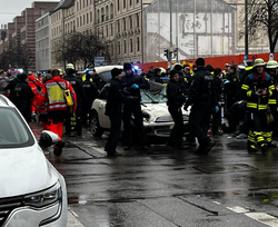 Niemcy: Samochód wjechał w grupę ludzi. Są ranni